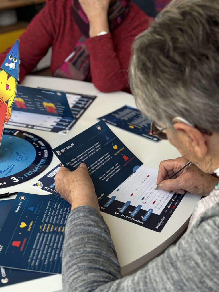 Une personne sénior jouant avec les cartes et le plateau du jeu WinYourStar